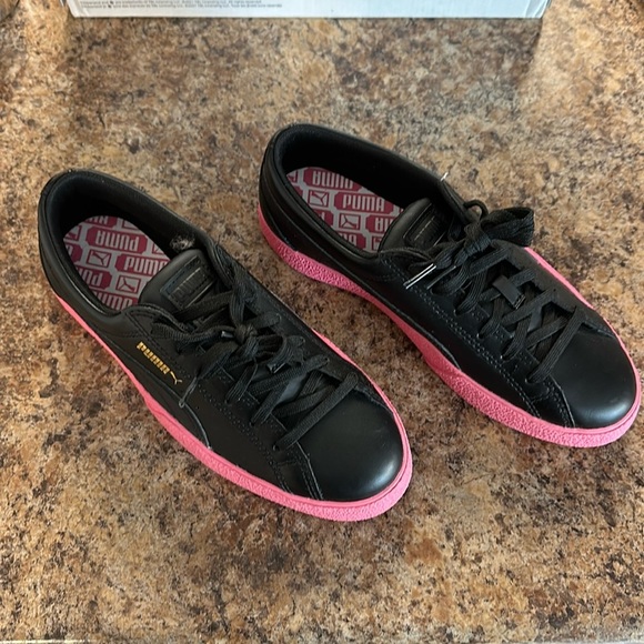 Puma Shoes - NEW Puma Black Sneakers w Pink Soles - Size 8
